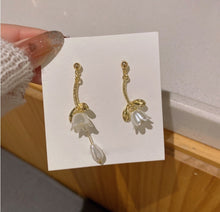 Load image into Gallery viewer, French Tulip Flower- Gold Earrings
